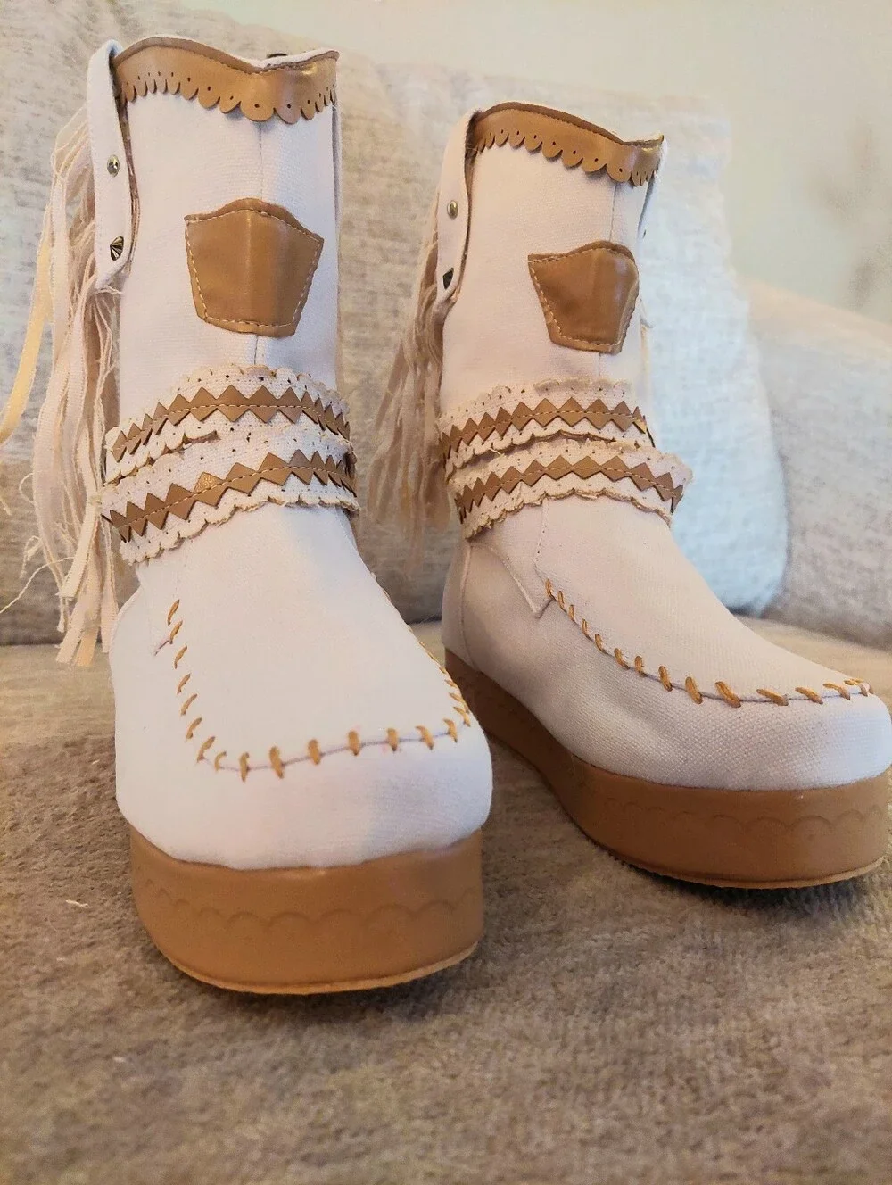 Boho-Chic White Fringe Western Moccasin Platform Boots - Size US 6 (No Brand)